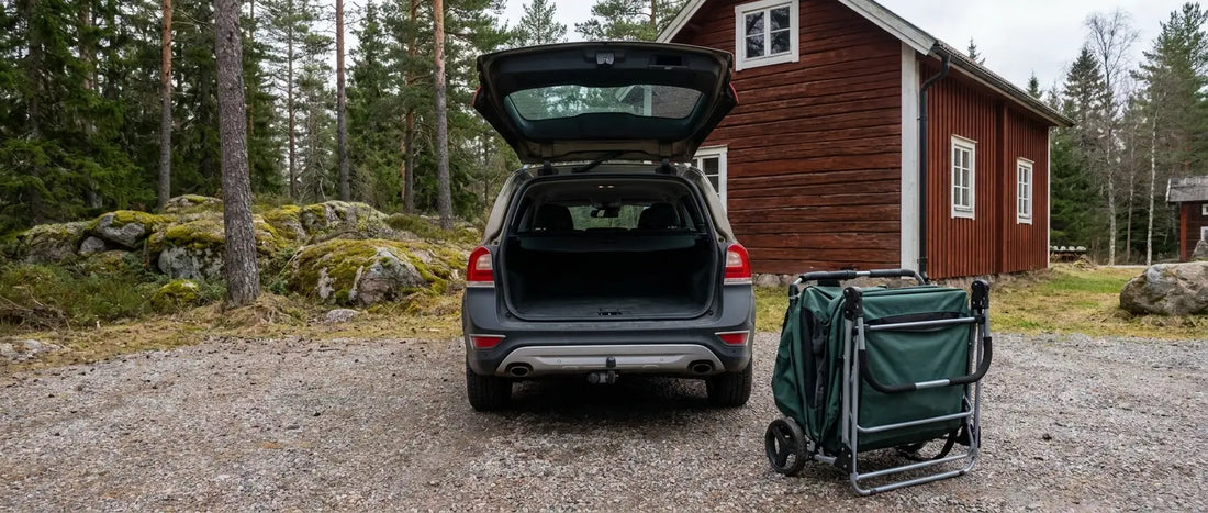 Hopfälld kompakt djurvagn står bredvid ett öppet bagageutrymme på en parkering - Djurslottet