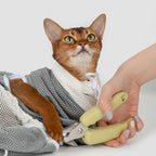 Hjälper till med att klippa naglar