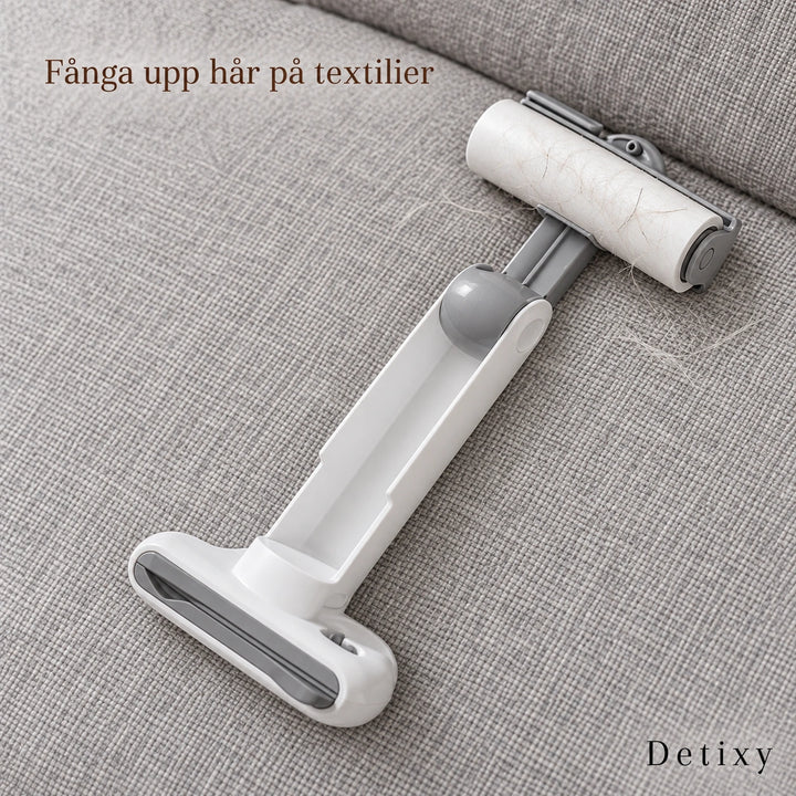 Detixy klädroller i handtaget på en grå soffa