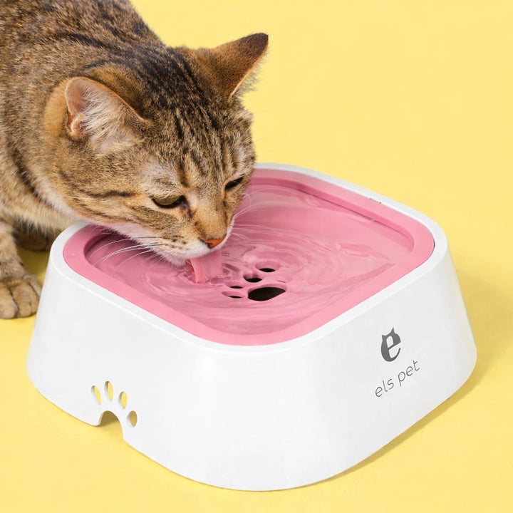 Antispill vattenskål för katt från Djurslottet i rosa där katten dricker vatten