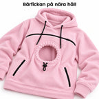 Fluffelia Hoodie med Bärficka – närbild av bärfickans öppning, dragsko och dragkedjor – Djurslottet