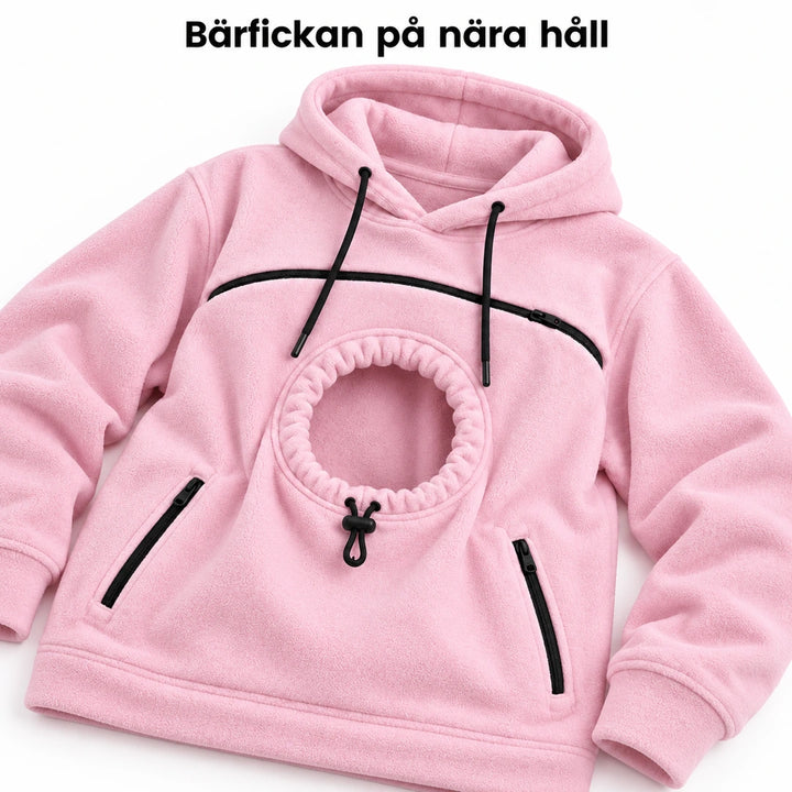 Fluffelia Hoodie med Bärficka – närbild av bärfickans öppning, dragsko och dragkedjor – Djurslottet