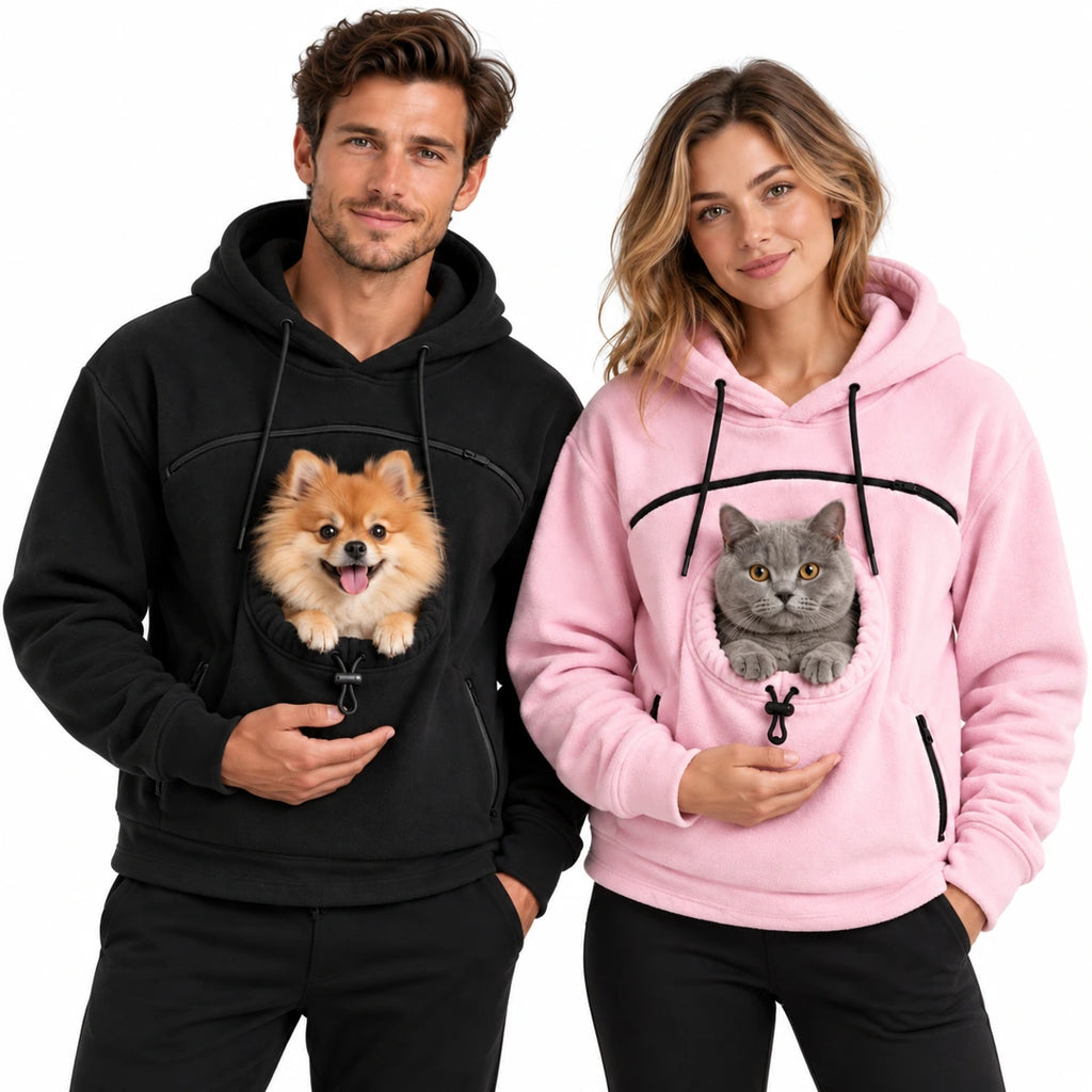 Fluffelia Hoodie med Bärficka – man med hund och kvinna med katt på vit bakgrund – Djurslottet