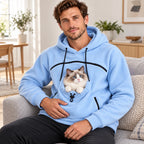 Fluffelia Hoodie med Bärficka – blå hoodie med katt, använd i soffan och sedd snett framifrån – Djurslottet