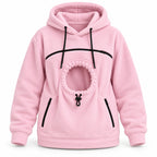 Fluffelia Hoodie med Bärficka – rosa hoodie framifrån med den stora bärfickan synlig – Djurslottet