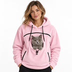 Fluffelia Hoodie med Bärficka – Rosa hoodie med katt på vit bakgrund – Djurslottet