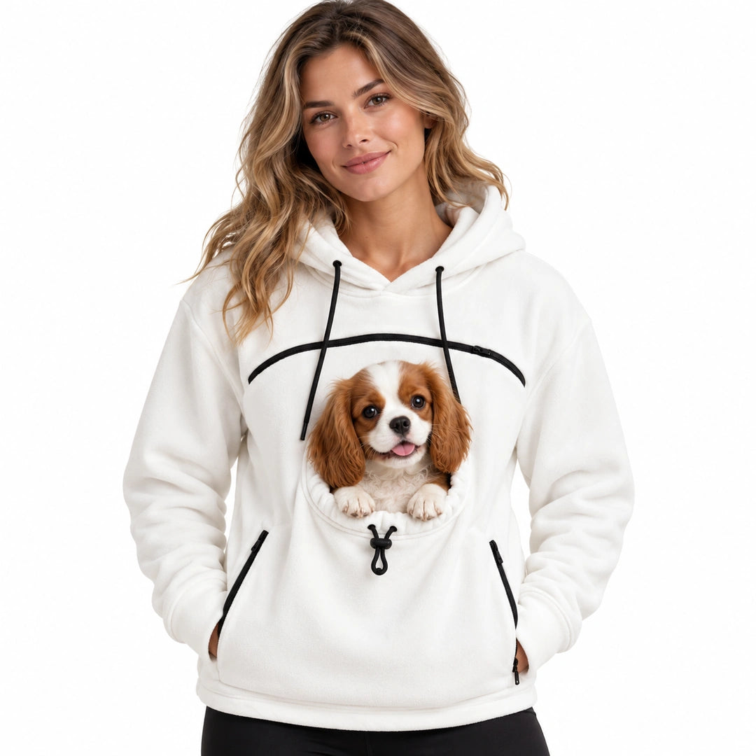 Fluffelia Hoodie med Bärficka – Vit hoodie med hund på vit bakgrund – Djurslottet