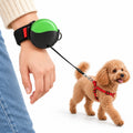 Handsfree Hundkoppel för Handleden – närbild av grönt koppel på handleden med hund kopplad i sele – Djurslottet