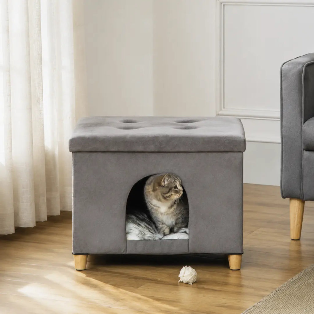 PawHut Katthus och Sittpuff 2-i-1 – Med katt i öppningen i ljust vardagsrum – Djurslottet