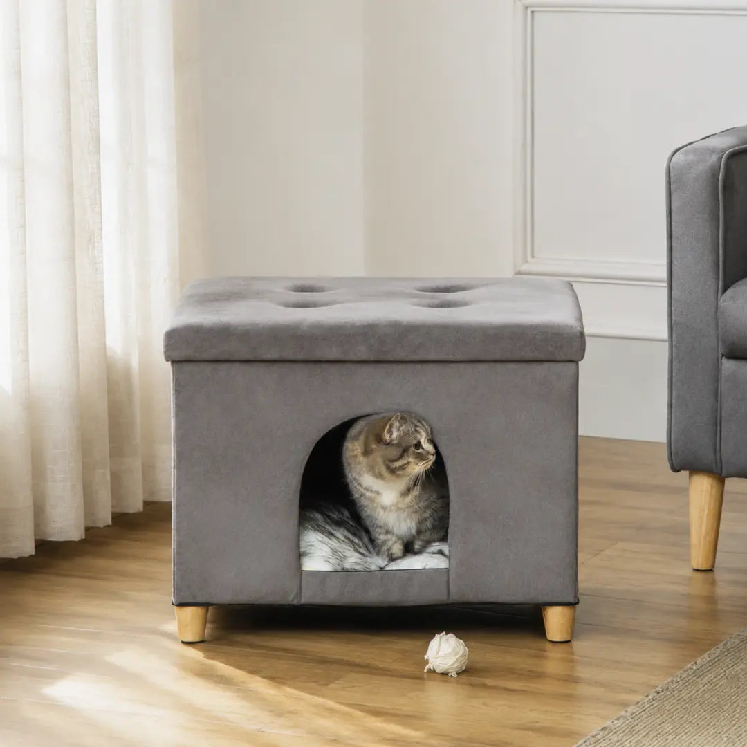 PawHut Katthus och Sittpuff 2-i-1 – Med katt i öppningen i ljust vardagsrum – Djurslottet