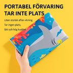 Hand håller hopvikt vattenmatta med hajmotiv mot gul bakgrund – text på svenska visar att produkten är lätt, kompakt och enkel att förvara.