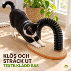 Svartvit katt klöser och sträcker sig på Purrnivos textilklädda bas