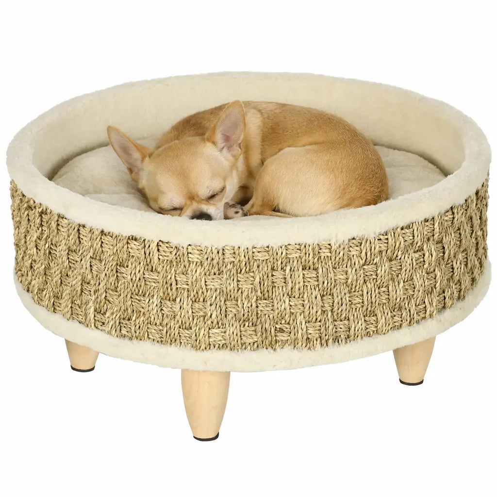 PawHut Djurbädd i Flätat Sjögräs med sovande chihuahua på vit bakgrund - Djurslottet
